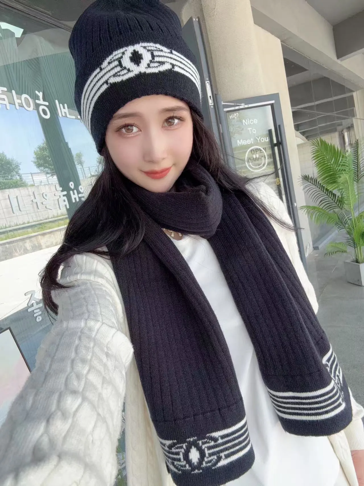 P160 CHANEL Xiaohongshu hot style, official website new classic suit hat! Hat ➕Scarf! It feels great in hand! It’s warm and super comfortable. This winter, all you need is a hat set like this. It’s warm and fashionable! Welcome to choose!!