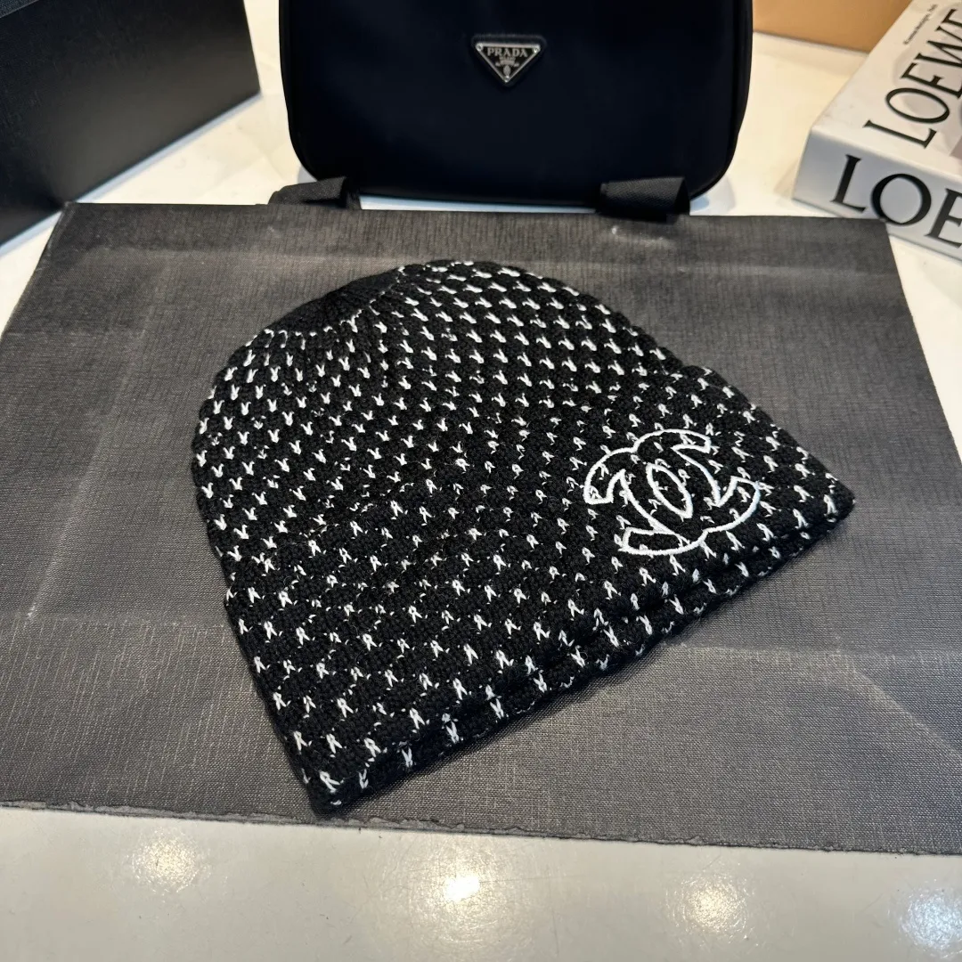 P60 Chanel knitted beanie
