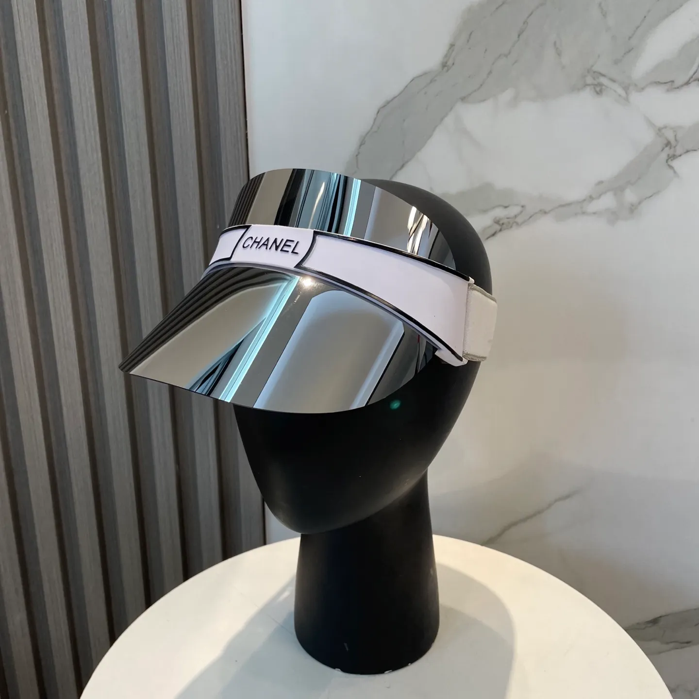 P90 available in stock in seconds. Chanel’s hot-selling glasses hat is finally here. Sun visor is a revolution in summer! The only fashionable sun hat that blocks UV rays and dark spots, becomes a new weapon to save your skin, and is so fashionable and versatile! The latest dior sun hat! Stylish, good-looking and sun-protective! This color is hard to find at counters