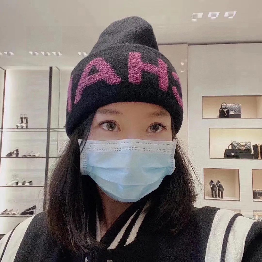 P50 Chanel CHANEL is sure to be of genuine quality. The only matching details on the market are double-layered cashmere wool knitted hats. Xiaohongshu recommends that the official website purchase price is 4980 per hat. The quality is outstanding. The matching of the big logo in autumn and winter is really perfect, and the design style is even more elegant! Order quickly