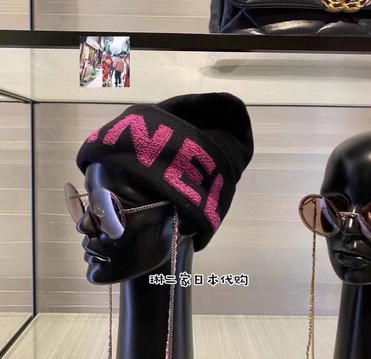 P50 Chanel CHANEL is sure to be of genuine quality. The only matching details on the market are double-layered cashmere wool knitted hats. Xiaohongshu recommends that the official website purchase price is 4980 per hat. The quality is outstanding. The matching of the big logo in autumn and winter is really perfect, and the design style is even more elegant! Order quickly