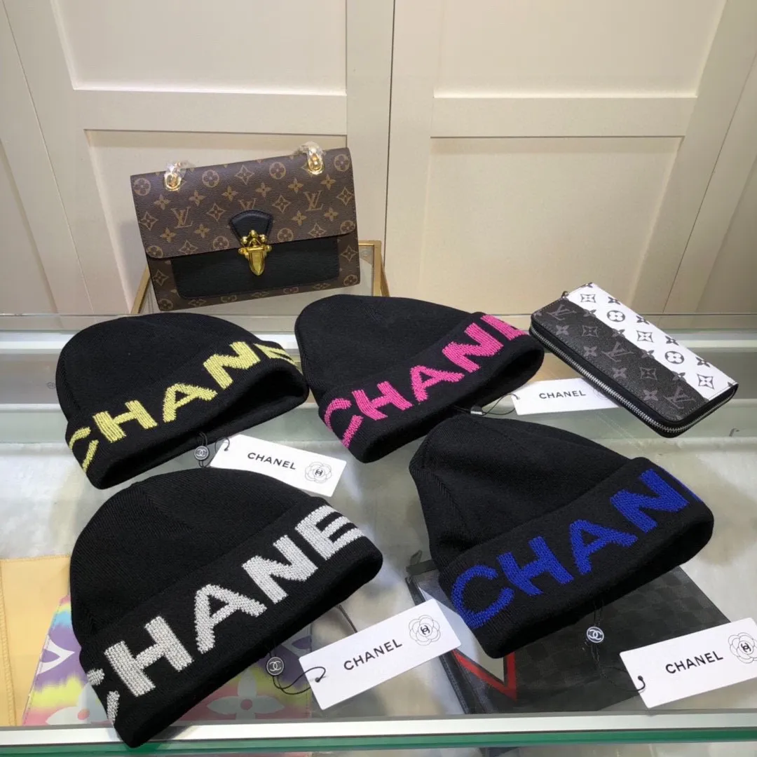 P50 Chanel CHANEL is sure to be of genuine quality. The only matching details on the market are double-layered cashmere wool knitted hats. Xiaohongshu recommends that the official website purchase price is 4980 per hat. The quality is outstanding. The matching of the big logo in autumn and winter is really perfect, and the design style is even more elegant! Order quickly