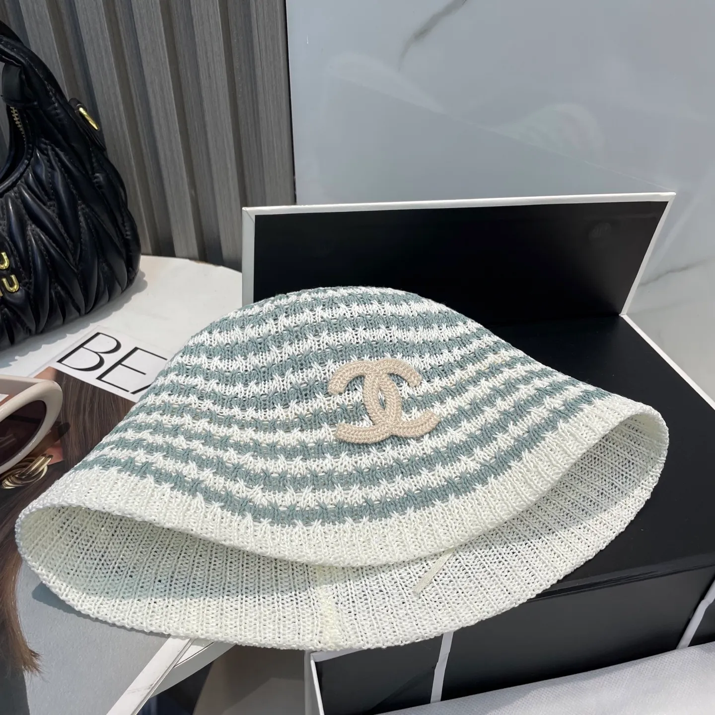 P66 CHANEL's new knitted basin hat, made of high density, a super tasteful knitted hat ~ the first choice for going out on the street! The shape of the hat is super nice, the color is perfect, and it’s light to carry! A must-have for little fairies🧚Head circumference 57cm