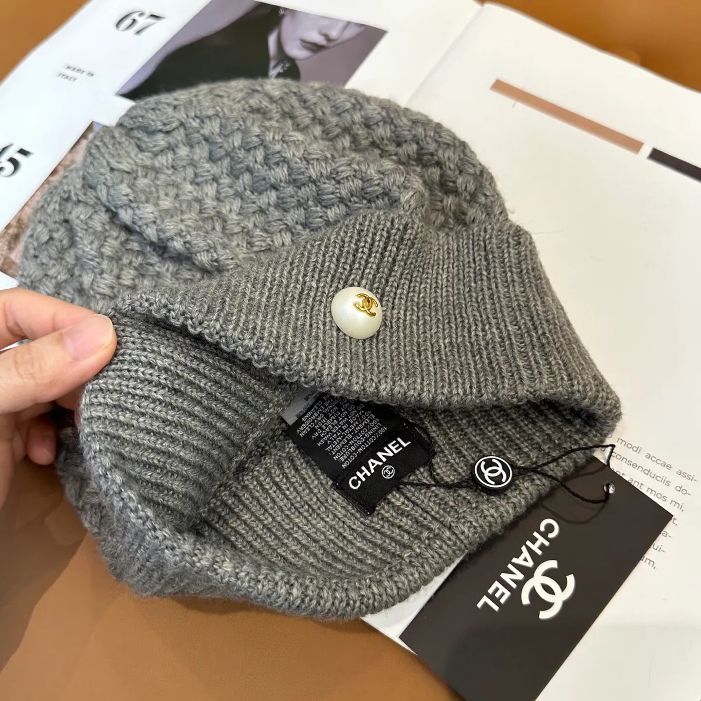 P70 Chanel official website quality Chanel autumn and winter fashion blogger recommended knitted hat, which hides a quiet sense of luxury. Every line is neat and generous, simple but not simple, generous and stylish. Every detail shows high-end taste, and the sense of fashion becomes more and more intriguing in the restraint.