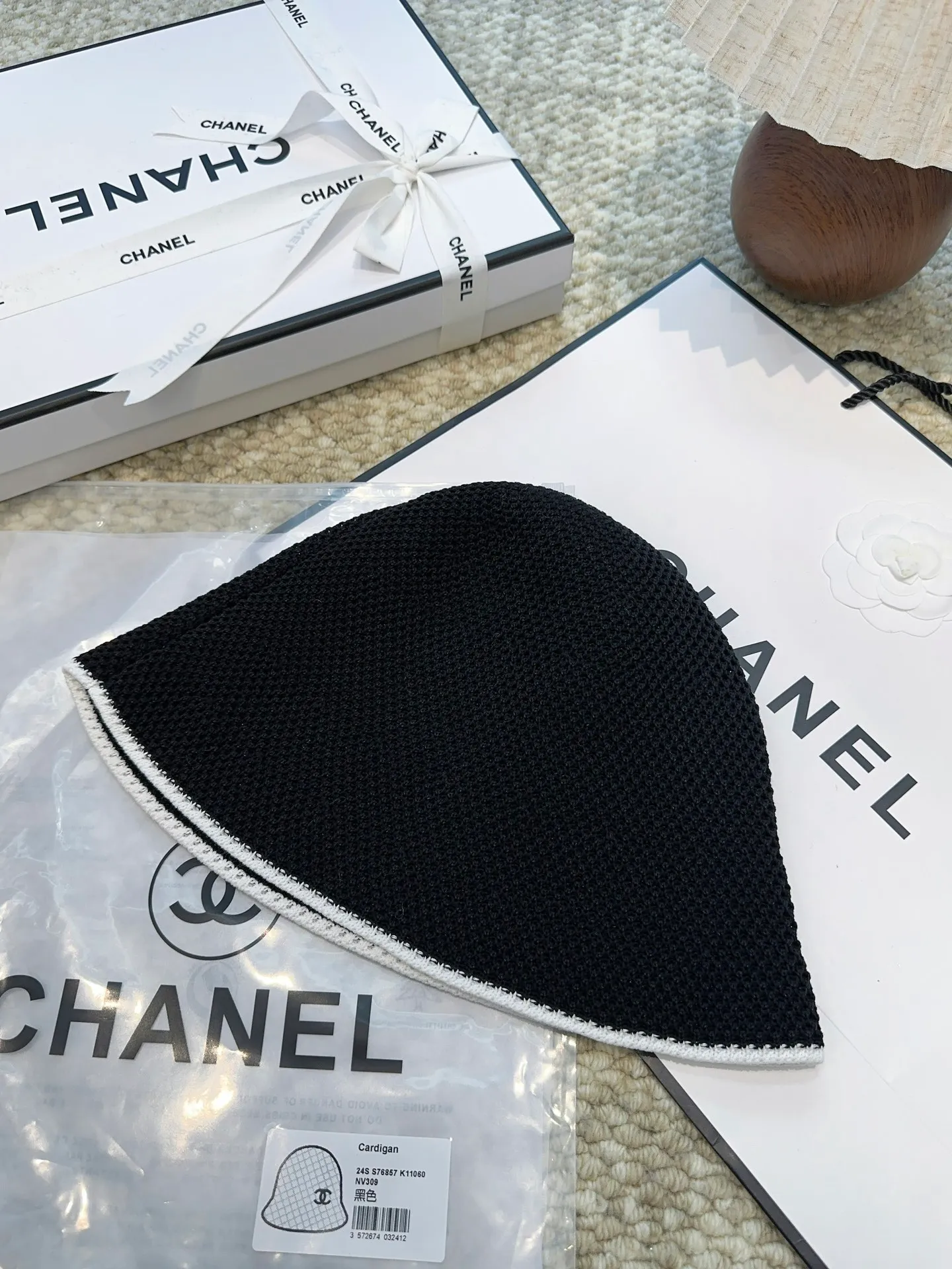 Hot 🔥The fashionable little item on the Internet is here, the Chanel 25c bucket hat, versatile colors + genuine lambskin logo. It’s really textured, and the key point is that it looks super good when worn. It’s super eye-catching, French style for ladies, can be worn in all seasons 👍👍👍 Foldable and storage