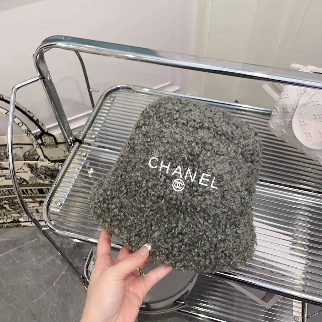 P60 CHANEL Chanel's new autumn and winter teddy roll bucket hat. This teddy roll is so beautiful. It reduces age and keeps you warm. The little fairy loves it.
