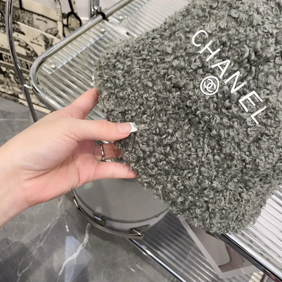 P60 CHANEL Chanel's new autumn and winter teddy roll bucket hat. This teddy roll is so beautiful. It reduces age and keeps you warm. The little fairy loves it.