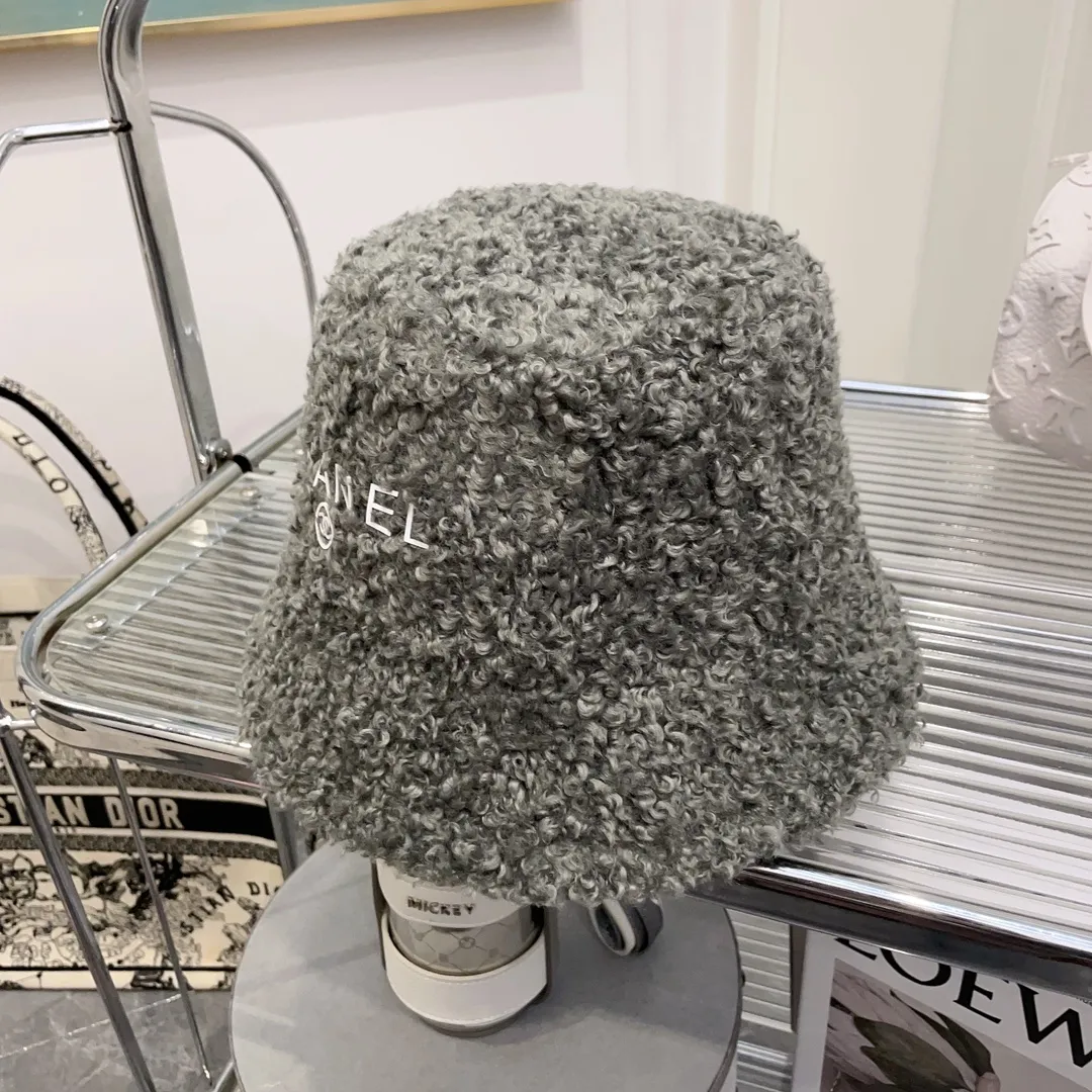 P60 CHANEL Chanel's new autumn and winter teddy roll bucket hat. This teddy roll is so beautiful. It reduces age and keeps you warm. The little fairy loves it.