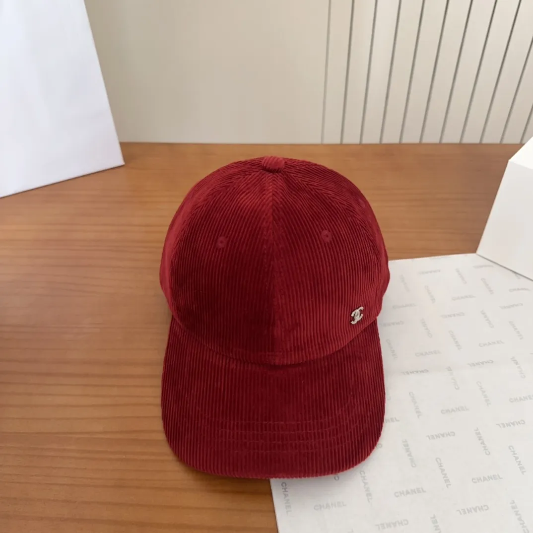 💰70 Chanel new autumn corduroy baseball cap🧢 The colors of the small label are really eye-catching. The soft top design of the entire hat fits perfectly on the head and is very comfortable. The color and texture are relatively retro and very versatile. Highly recommended. A must-have item for everyone✔️✔️