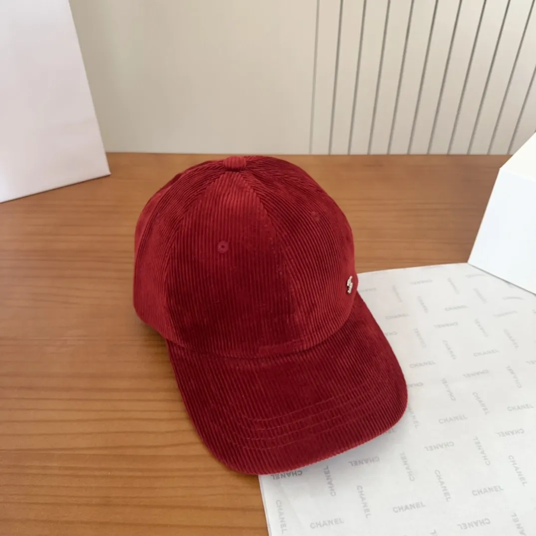 💰70 Chanel new autumn corduroy baseball cap🧢 The colors of the small label are really eye-catching. The soft top design of the entire hat fits perfectly on the head and is very comfortable. The color and texture are relatively retro and very versatile. Highly recommended. A must-have item for everyone✔️✔️