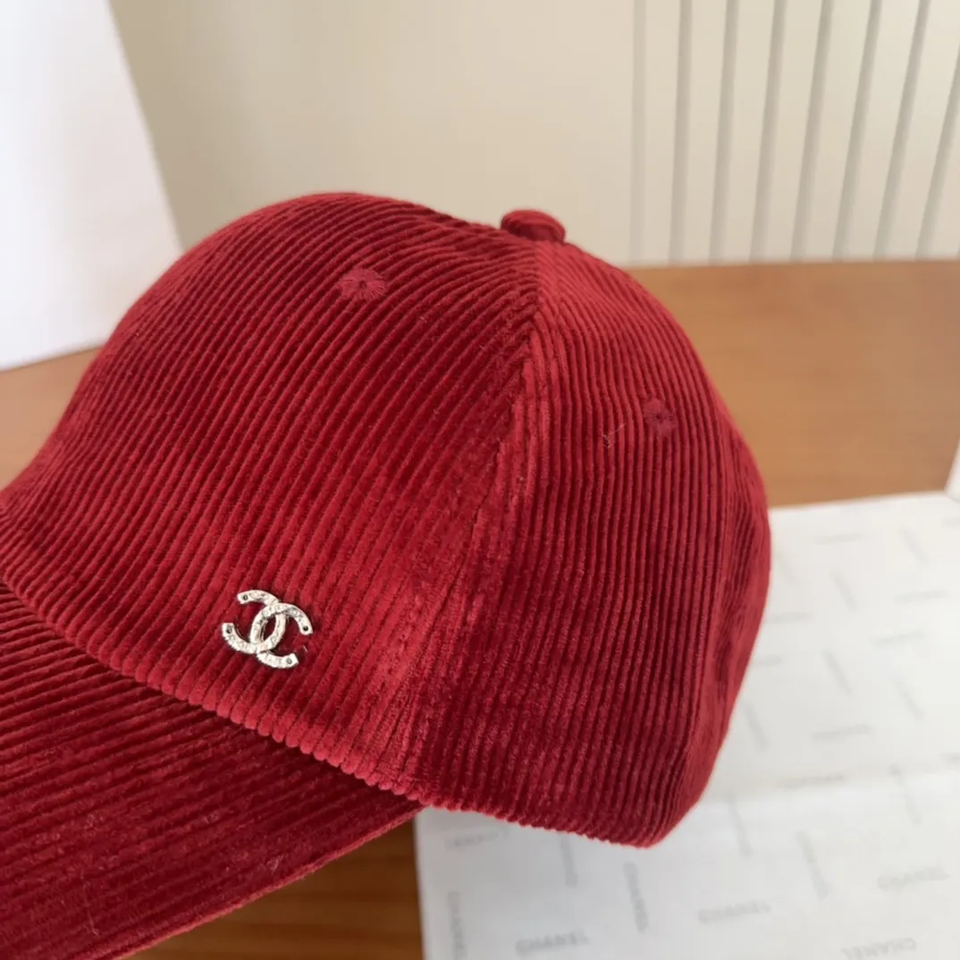 💰70 Chanel new autumn corduroy baseball cap🧢 The colors of the small label are really eye-catching. The soft top design of the entire hat fits perfectly on the head and is very comfortable. The color and texture are relatively retro and very versatile. Highly recommended. A must-have item for everyone✔️✔️