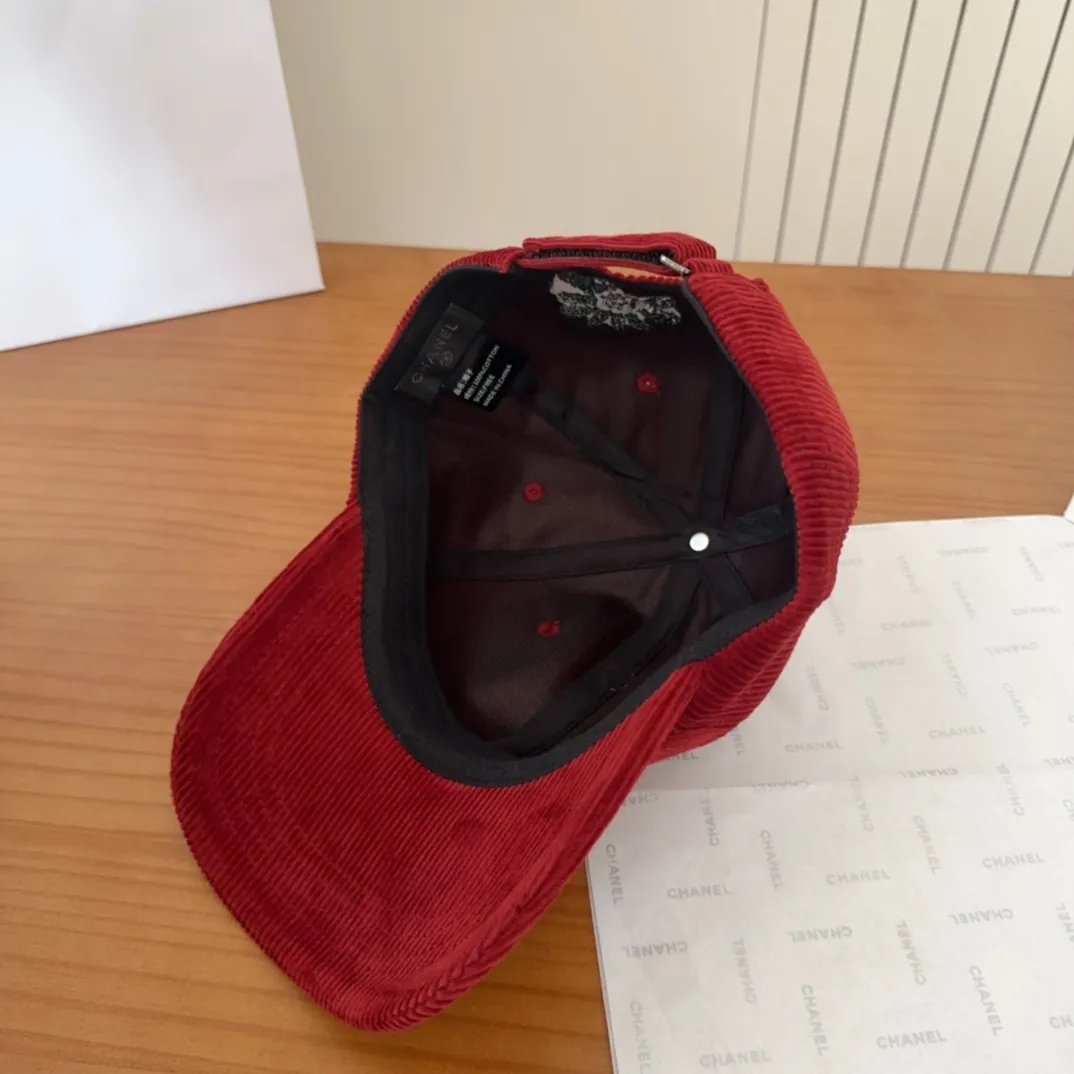 💰70 Chanel new autumn corduroy baseball cap🧢 The colors of the small label are really eye-catching. The soft top design of the entire hat fits perfectly on the head and is very comfortable. The color and texture are relatively retro and very versatile. Highly recommended. A must-have item for everyone✔️✔️