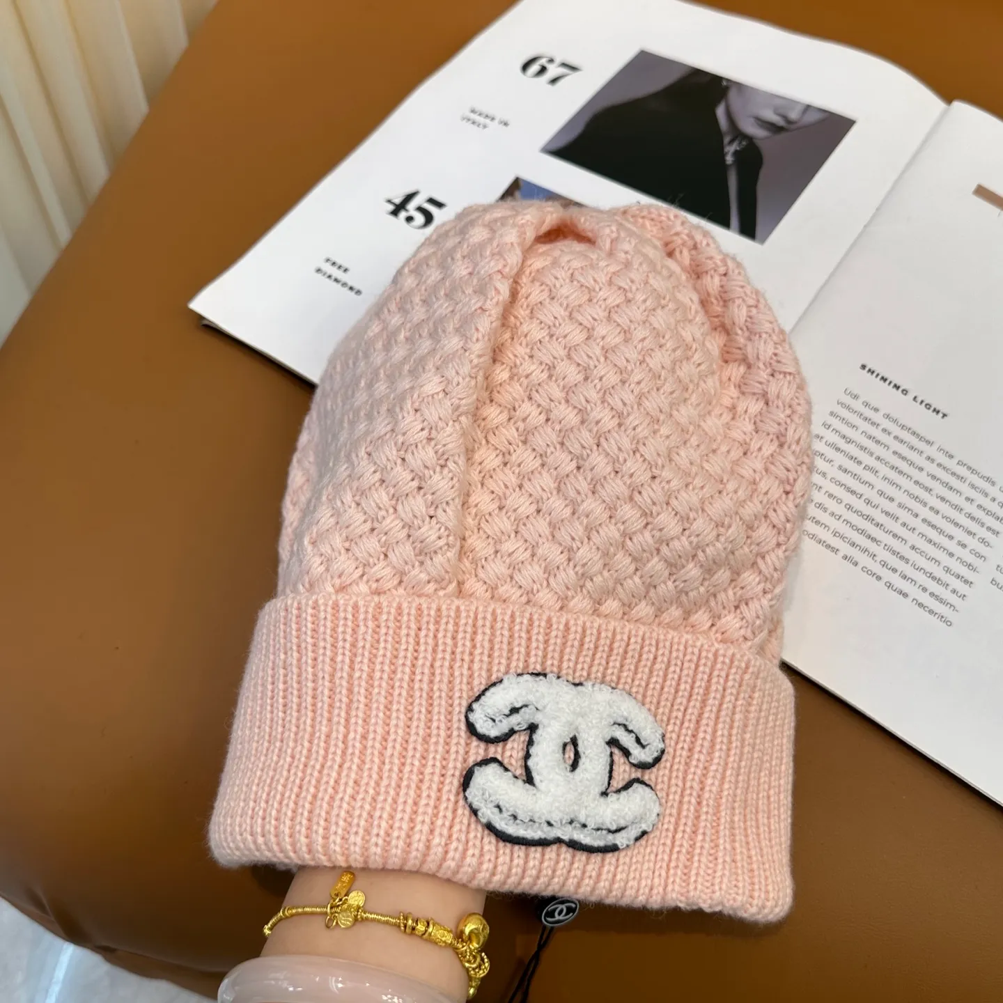 P70 Chanel official website quality Chanel autumn and winter fashion blogger recommended knitted hat, which hides a quiet sense of luxury. Every line is neat and generous, simple but not simple, generous and stylish. Every detail shows high-end taste, and the sense of fashion becomes more and more intriguing in the restraint.