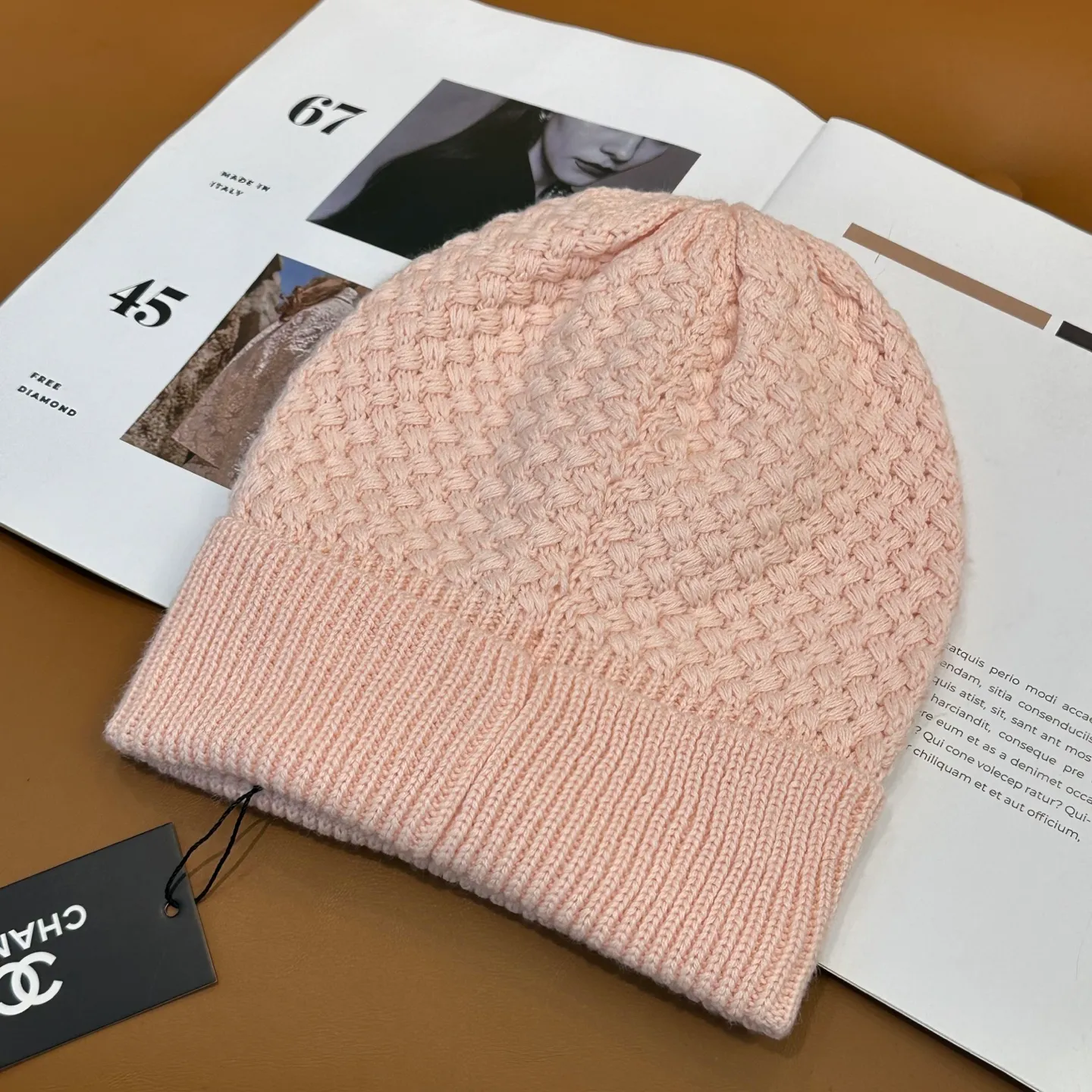 P70 Chanel official website quality Chanel autumn and winter fashion blogger recommended knitted hat, which hides a quiet sense of luxury. Every line is neat and generous, simple but not simple, generous and stylish. Every detail shows high-end taste, and the sense of fashion becomes more and more intriguing in the restraint.