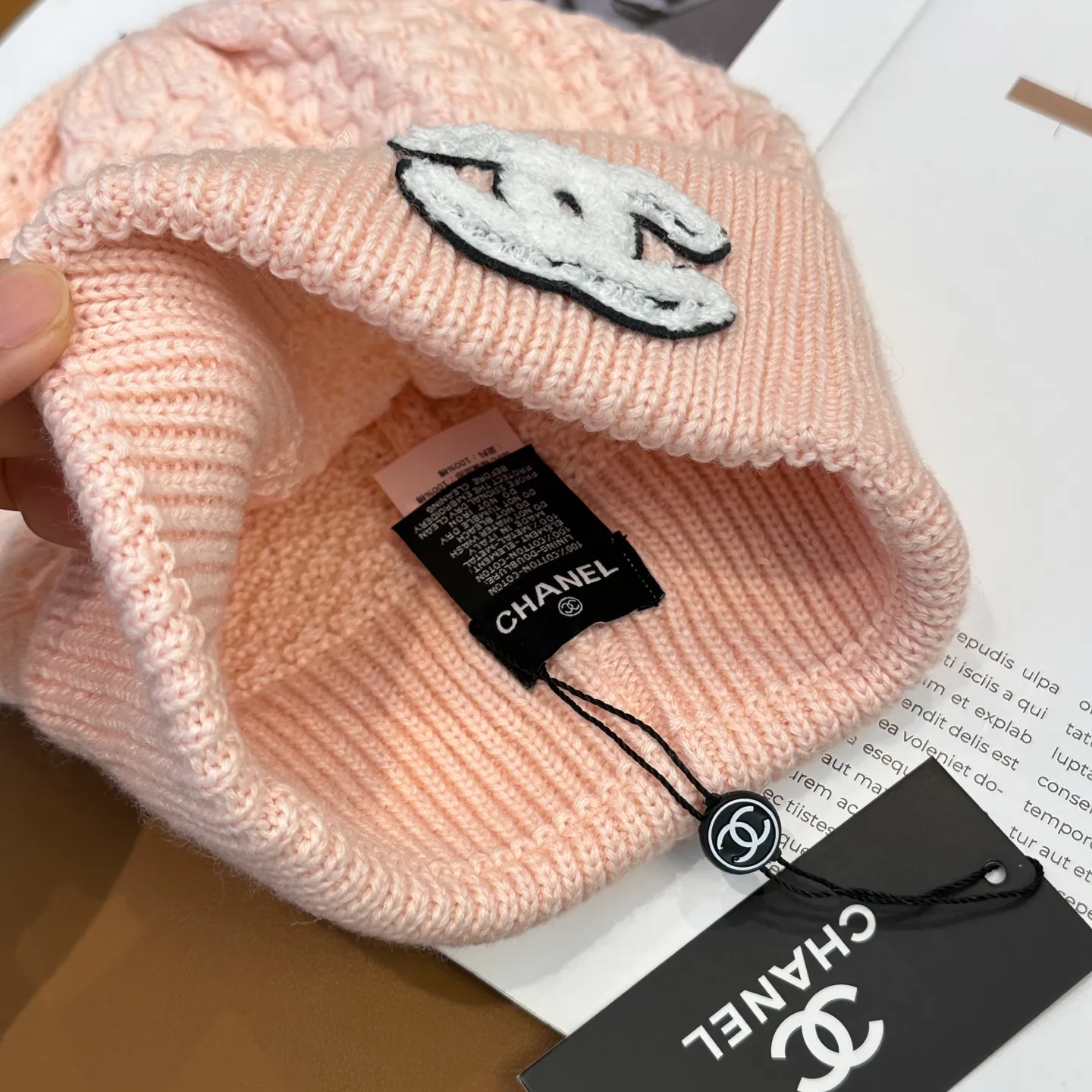 P70 Chanel official website quality Chanel autumn and winter fashion blogger recommended knitted hat, which hides a quiet sense of luxury. Every line is neat and generous, simple but not simple, generous and stylish. Every detail shows high-end taste, and the sense of fashion becomes more and more intriguing in the restraint.