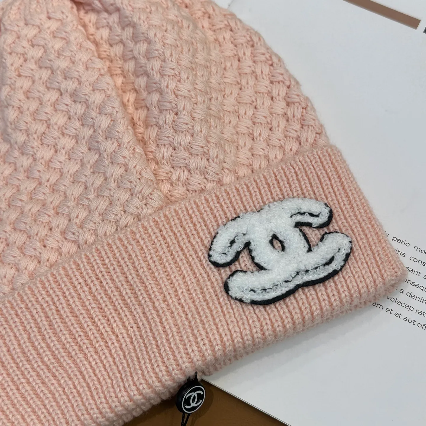 P70 Chanel official website quality Chanel autumn and winter fashion blogger recommended knitted hat, which hides a quiet sense of luxury. Every line is neat and generous, simple but not simple, generous and stylish. Every detail shows high-end taste, and the sense of fashion becomes more and more intriguing in the restraint.