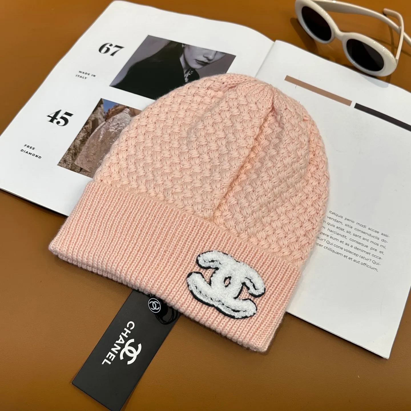 P70 Chanel official website quality Chanel autumn and winter fashion blogger recommended knitted hat, which hides a quiet sense of luxury. Every line is neat and generous, simple but not simple, generous and stylish. Every detail shows high-end taste, and the sense of fashion becomes more and more intriguing in the restraint.