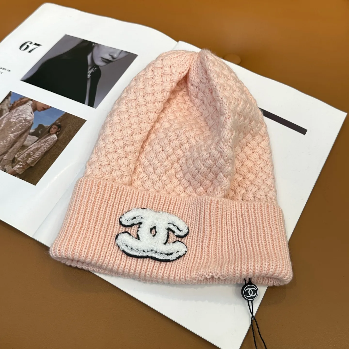 P70 Chanel official website quality Chanel autumn and winter fashion blogger recommended knitted hat, which hides a quiet sense of luxury. Every line is neat and generous, simple but not simple, generous and stylish. Every detail shows high-end taste, and the sense of fashion becomes more and more intriguing in the restraint.