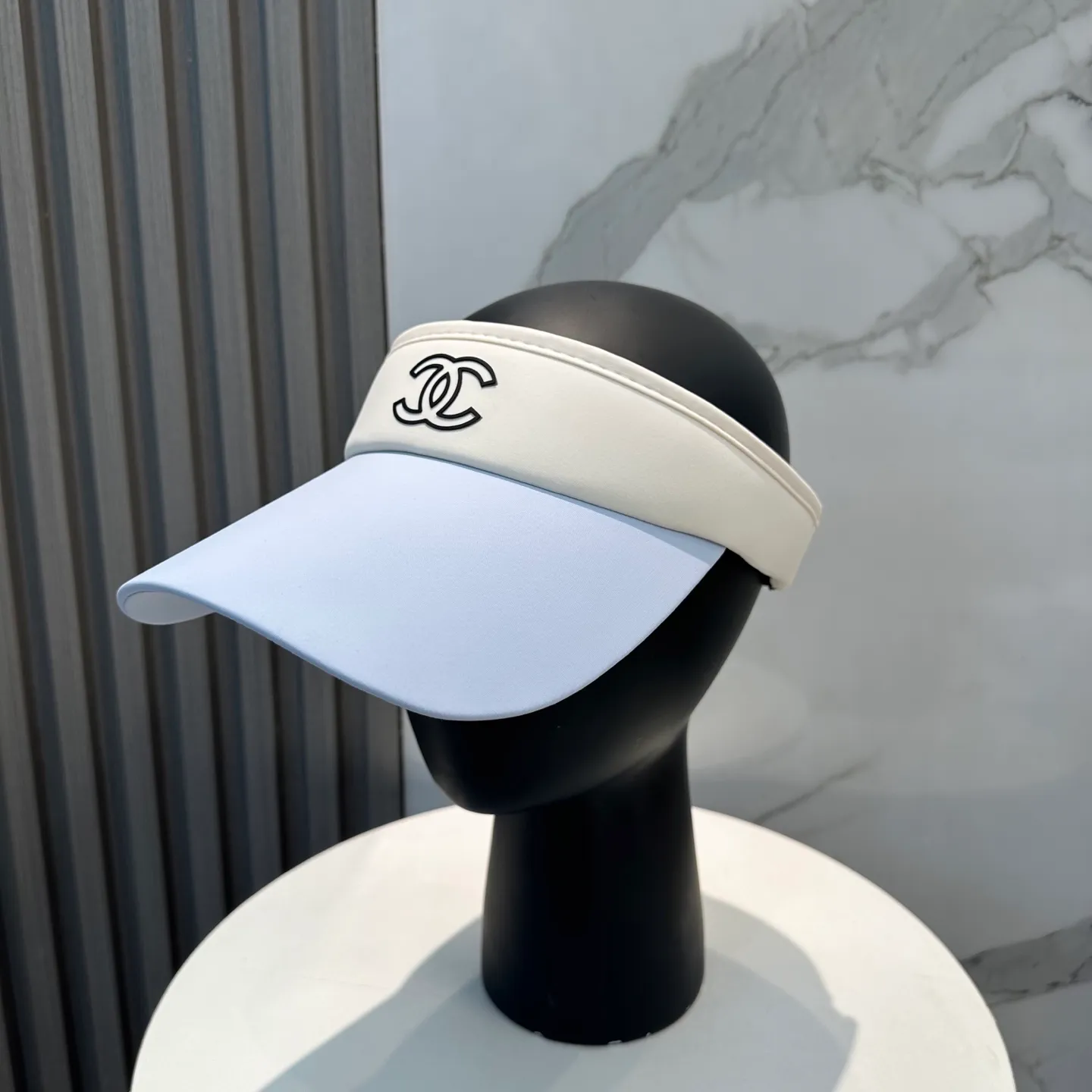 P56 Chanel's new ice silk empty top hat. Made of ice-like fabric, it is breathable and does not make you sweaty. It can keep you refreshed all day long even in the bright sun. It’s versatile and doesn’t matter your face shape. Wear it casually and look like a Korean girl~
