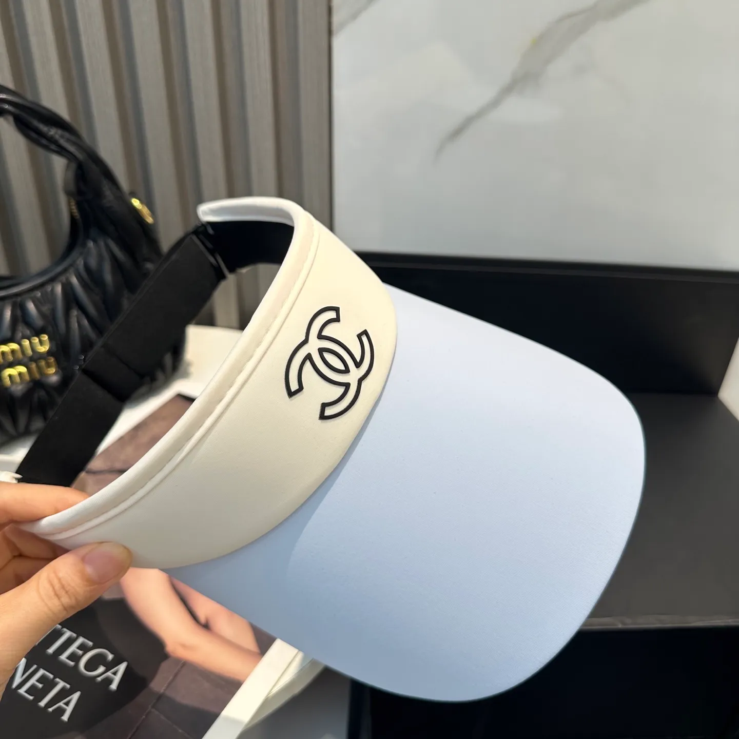 P56 Chanel's new ice silk empty top hat. Made of ice-like fabric, it is breathable and does not make you sweaty. It can keep you refreshed all day long even in the bright sun. It’s versatile and doesn’t matter your face shape. Wear it casually and look like a Korean girl~