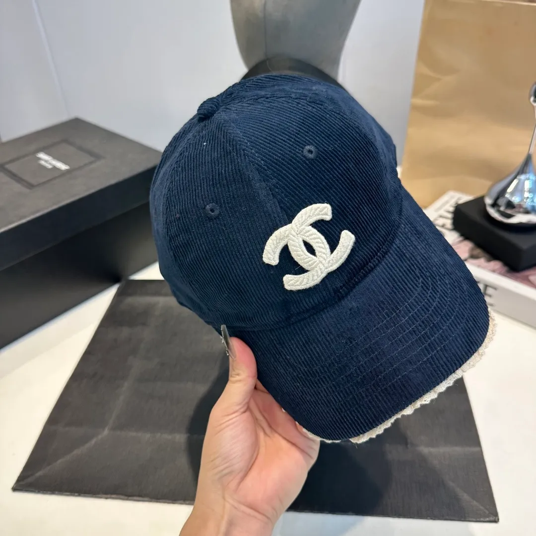 P70 Chanel's new autumn corduroy baseball cap 🧢 The colors of the small label are really eye-catching. The soft-top design of the entire hat fits perfectly on the head and is very comfortable. The color and texture are relatively retro and very versatile. Highly recommended. A must-have item for everyone✔️✔️