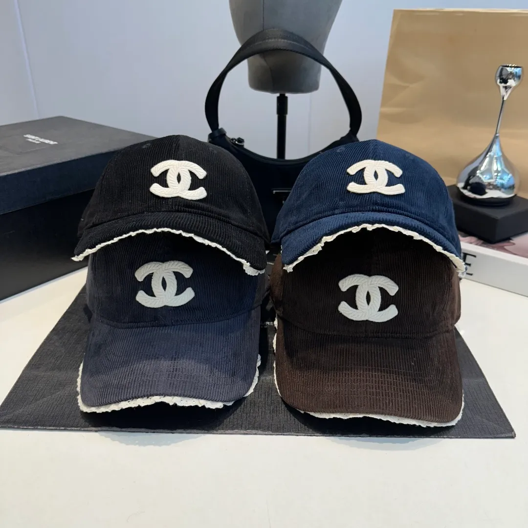 P70 Chanel's new autumn corduroy baseball cap 🧢 The colors of the small label are really eye-catching. The soft-top design of the entire hat fits perfectly on the head and is very comfortable. The color and texture are relatively retro and very versatile. Highly recommended. A must-have item for everyone✔️✔️