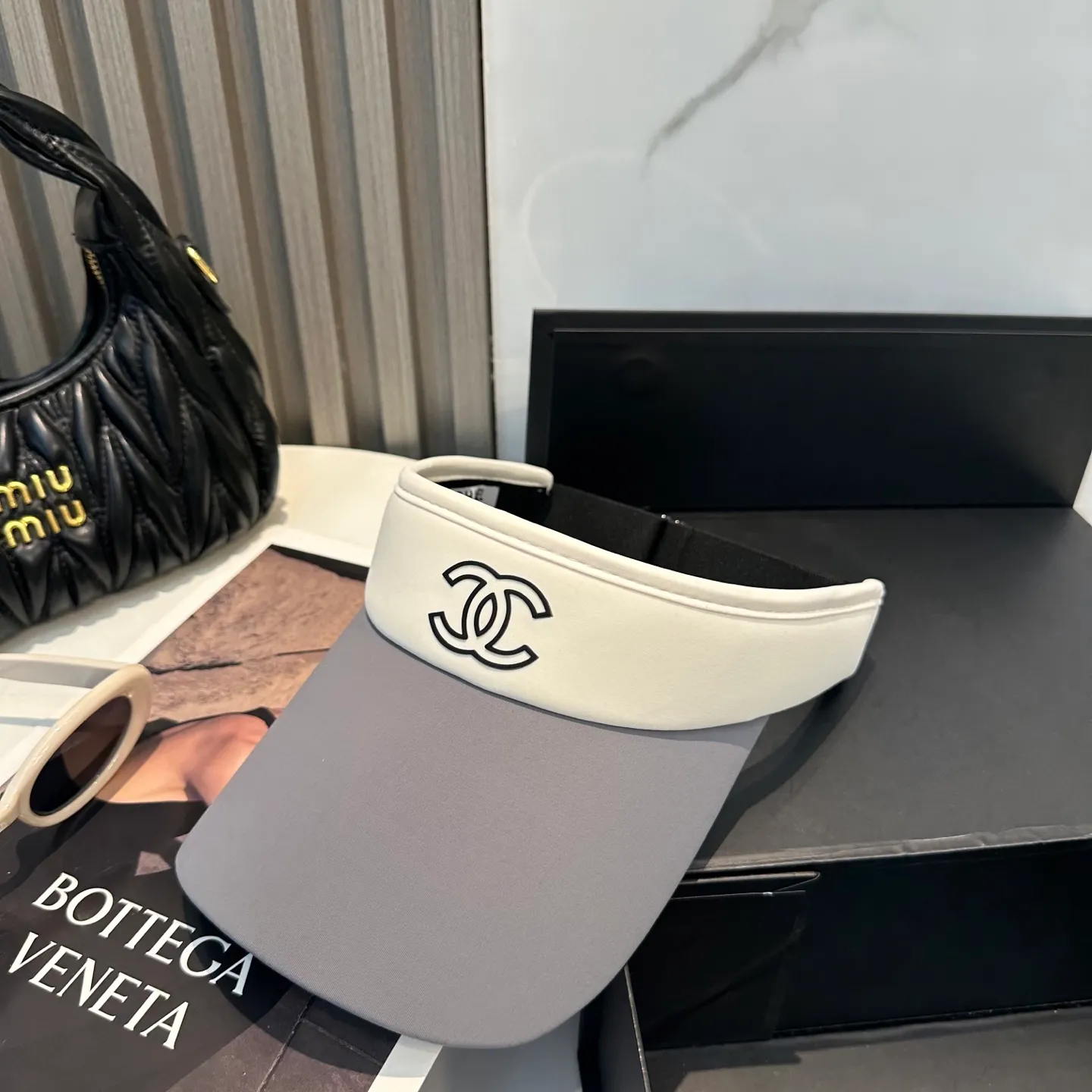 P56 Chanel's new ice silk empty top hat. Made of ice-like fabric, it is breathable and does not make you sweaty. It can keep you refreshed all day long even in the bright sun. It’s versatile and doesn’t matter your face shape. Wear it casually and look like a Korean girl~