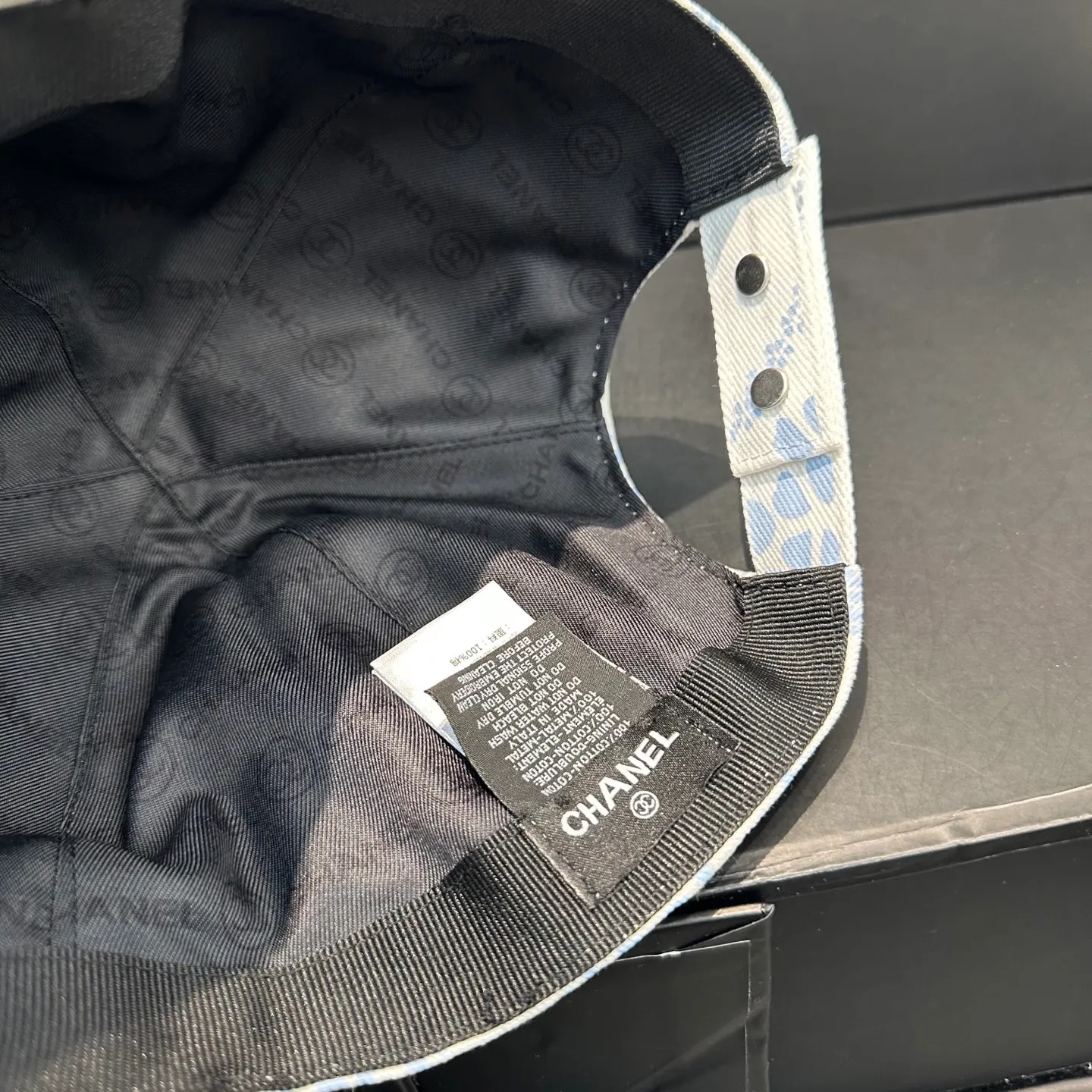 P100 Chanel's new high-version baseball cap, a classic baseball cap style, suitable for various occasions. Whether it is paired with casual wear or sportswear, it can easily enhance the fashion sense of the overall look. It is a trendy item that fashion lovers cannot miss.