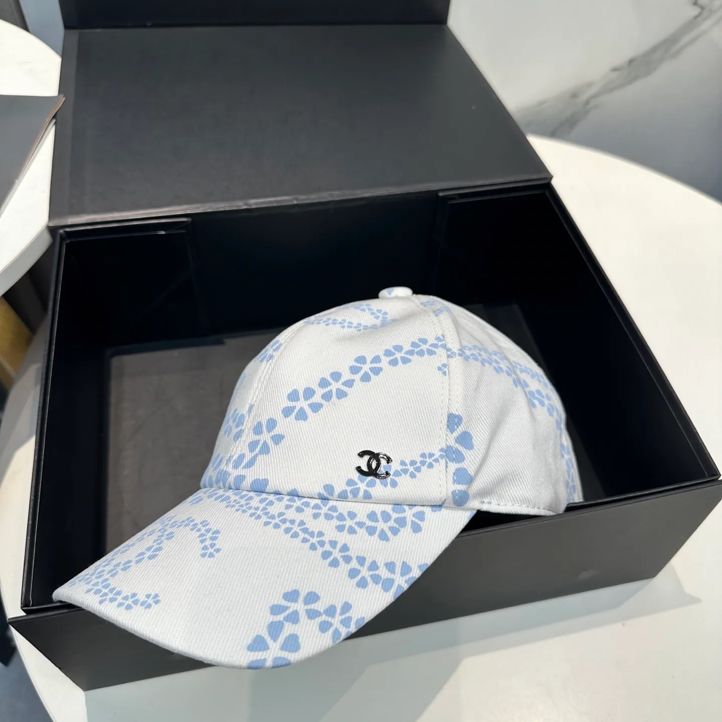 P100 Chanel's new high-version baseball cap, a classic baseball cap style, suitable for various occasions. Whether it is paired with casual wear or sportswear, it can easily enhance the fashion sense of the overall look. It is a trendy item that fashion lovers cannot miss.