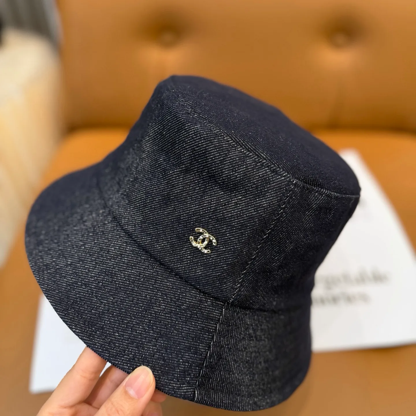 P76 The new Chanel high-version denim bucket hat is made of high-quality denim fabric, which is tough and textured and comfortable to wear. And paired with the brand's iconic double C logo, it highlights the unique fashion taste and brand charm. Suitable for a variety of occasions, whether worn with casual wear or sportswear, it can easily enhance the fashion sense of the overall look. It is a trendy item that fashion lovers cannot miss.
