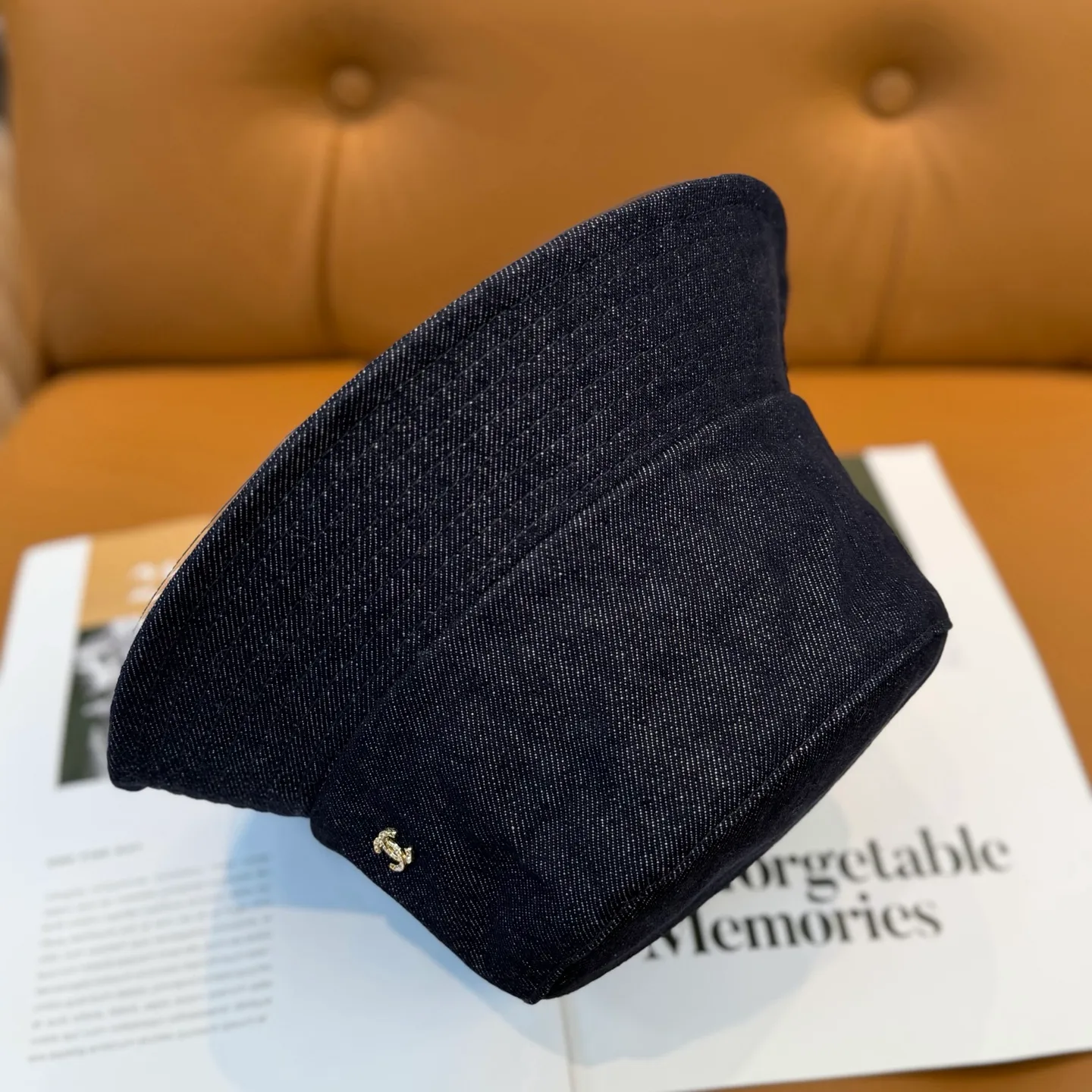 P76 The new Chanel high-version denim bucket hat is made of high-quality denim fabric, which is tough and textured and comfortable to wear. And paired with the brand's iconic double C logo, it highlights the unique fashion taste and brand charm. Suitable for a variety of occasions, whether worn with casual wear or sportswear, it can easily enhance the fashion sense of the overall look. It is a trendy item that fashion lovers cannot miss.
