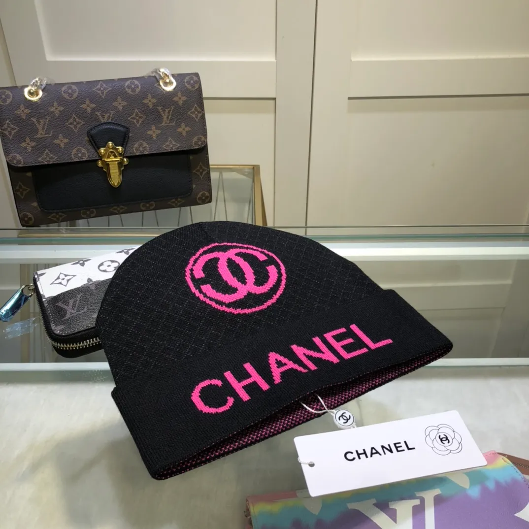P70 comes with dust bag. CHANEL🎩cashmere wool quality knitted hat, fashionable, good quality, high-end, super soft! Super hot💖The texture is great and it’s great to match when out on the street! Fashion trends! A must-have item for autumn and winter, get it now!