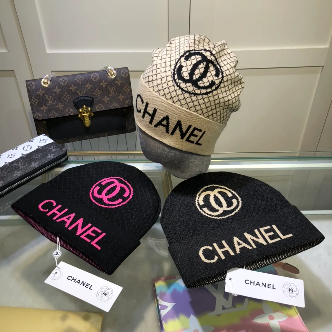 P70 comes with dust bag. CHANEL🎩cashmere wool quality knitted hat, fashionable, good quality, high-end, super soft! Super hot💖The texture is great and it’s great to match when out on the street! Fashion trends! A must-have item for autumn and winter, get it now!