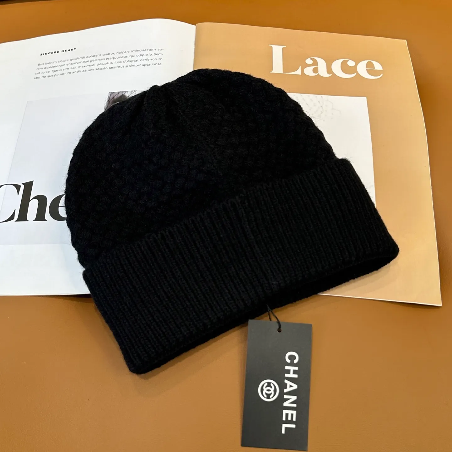 P70 Chanel official website quality Chanel autumn and winter knitted hat recommended by internet celebrity fashion bloggers. It hides a quiet sense of high-end. Every line is neat and elegant, simple but not simple, generous but not out of style. Every detail shows high-end taste, and the sense of fashion becomes more and more intriguing in the restraint.