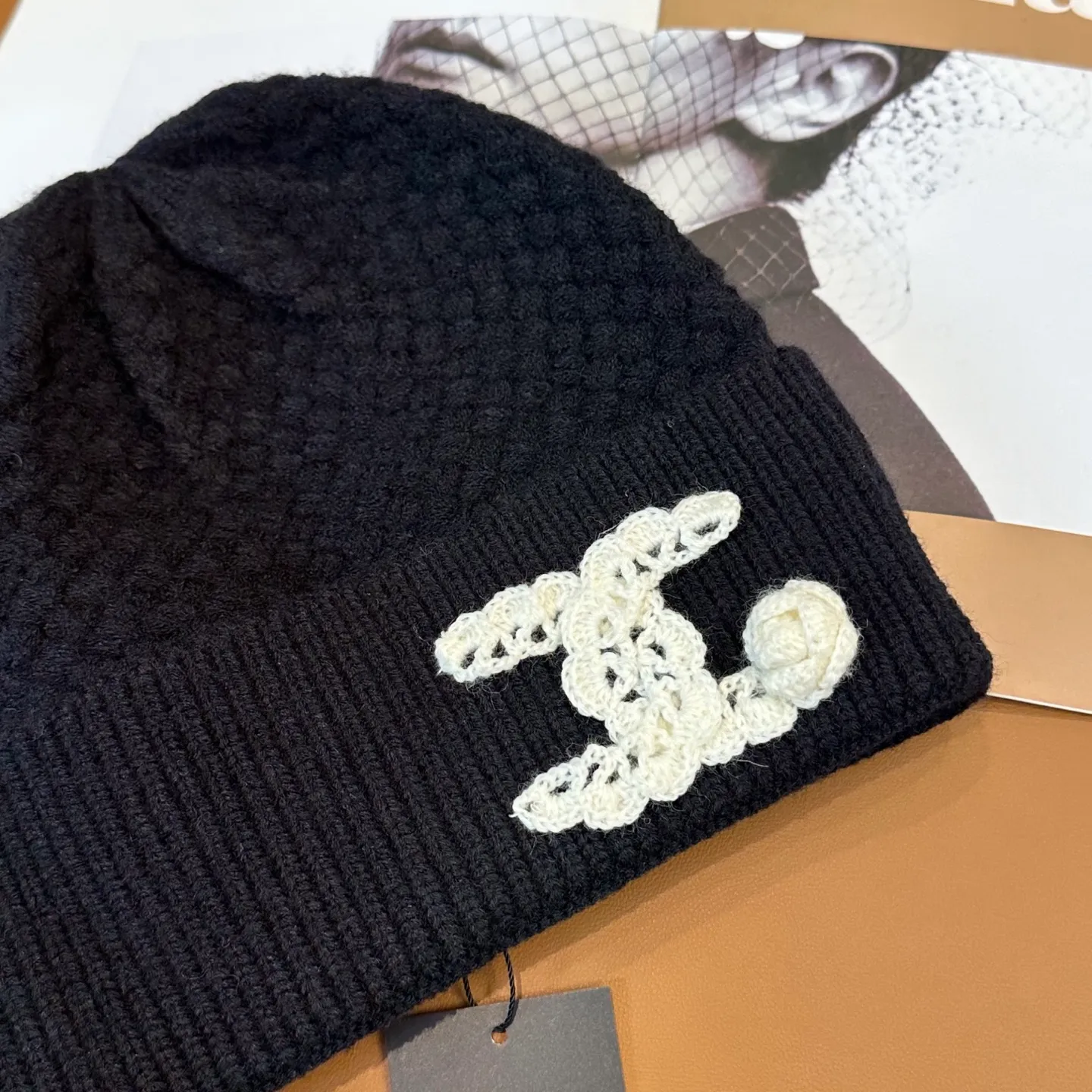 P70 Chanel official website quality Chanel autumn and winter knitted hat recommended by internet celebrity fashion bloggers. It hides a quiet sense of high-end. Every line is neat and elegant, simple but not simple, generous but not out of style. Every detail shows high-end taste, and the sense of fashion becomes more and more intriguing in the restraint.