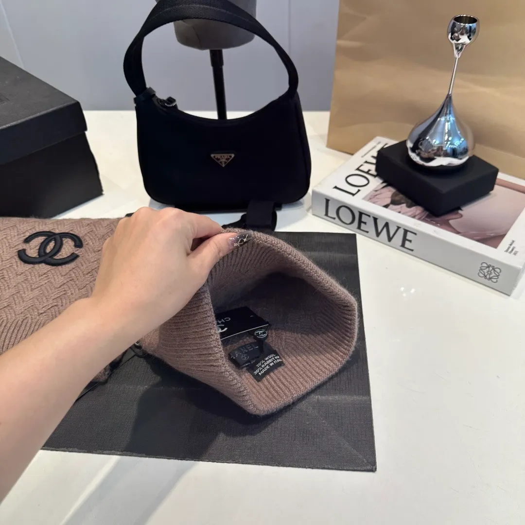 P220 Chanel Chanel knitted cashmere scarf hat set official model