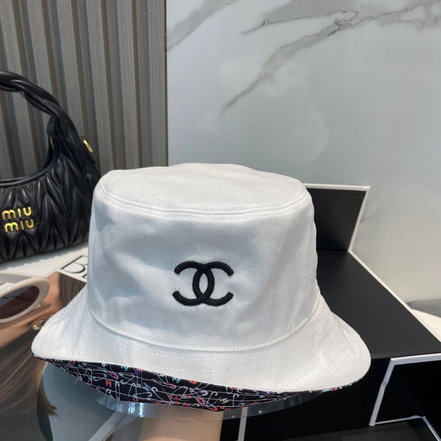 P96 Chanel (Chanel) counter new double-sided embroidered fisherman hat 1:1 mold customization, three-dimensional embroidery, exquisite and flawless! 100% pure cotton fabric, original factory quality, exclusive physical photography.