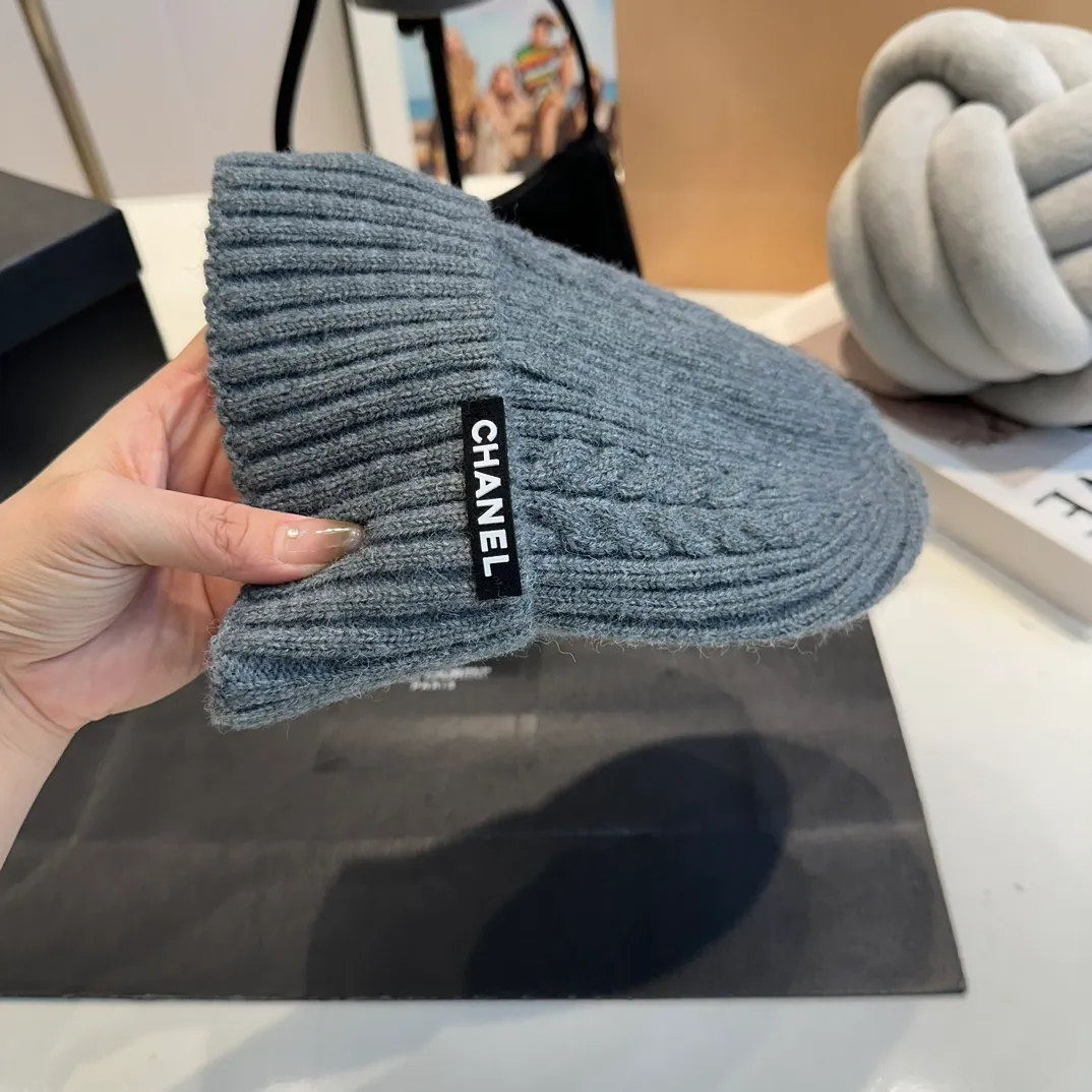 P50 CHANEL Autumn and Winter Striped Twist Wool Knitted Thick Cuffed Beanie Hat. The year-end heavy-duty high-looking fairy knitted hat is extremely versatile, easy on the head, and feels extremely soft and waxy. High-elastic rabbit wool does not deform.