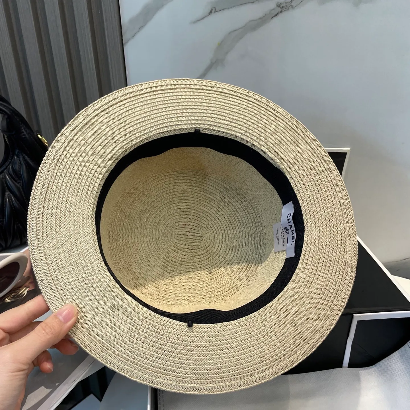 P80 CHANEL high-end flat-top straw hat is versatile and does not matter the face shape. The flat brim does not block the line of sight. It is more practical. It is easy to wear for daily use and travel. It has an Instagram style. Especially photogenic. It has an adjustment strap inside.