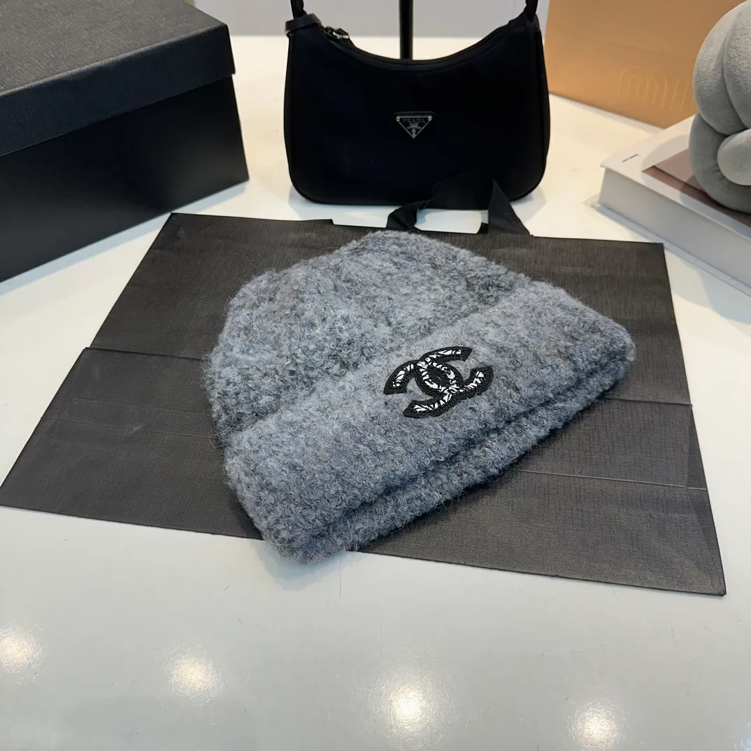 P60 new winter Chanel tie-dye earth color beanie hat. The material is good and very thick. It is the recently popular Maillard color. This color is mainly white and very good. 👍
