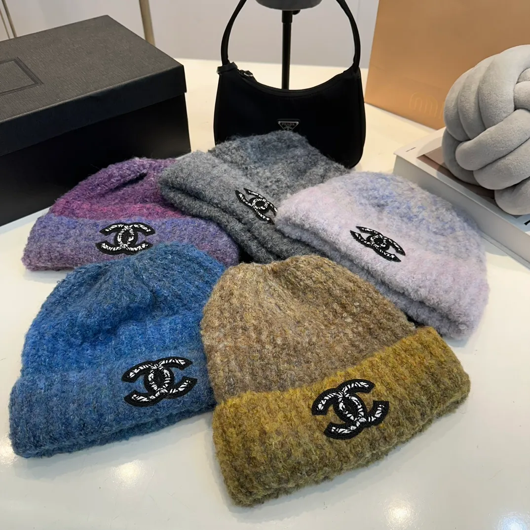 P60 new winter Chanel tie-dye earth color beanie hat. The material is good and very thick. It is the recently popular Maillard color. This color is mainly white and very good. 👍