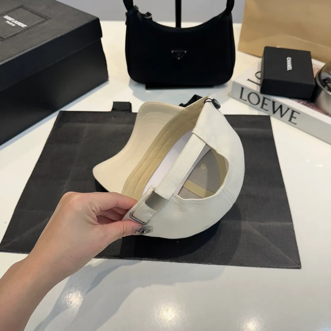 P60 Chanel's new autumn and winter classic casual and trendy style simple baseball cap🧢Japanese and Korean style, looks great with any combination! A must-have when traveling