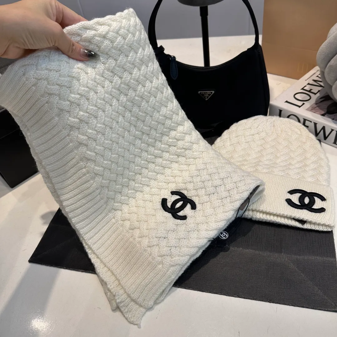 P280 Chane*🆕Chanel 25N new ski series wool hat, hat, scarf set, the popular Lei Feng hat on the Internet, black and white, versatile and cool, can be worn by men and women as a couple, warm and good-looking, a must-have