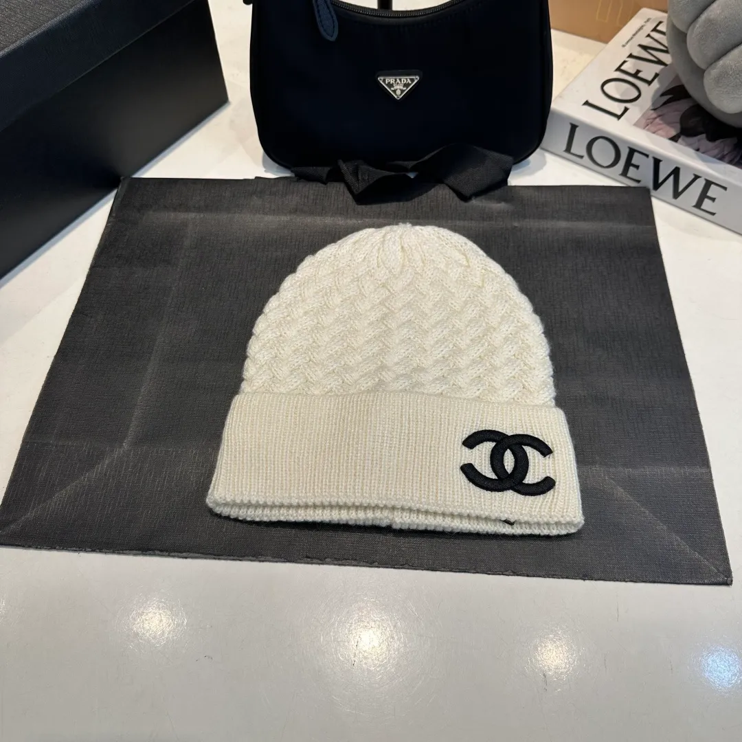 P280 Chane*🆕Chanel 25N new ski series wool hat, hat, scarf set, the popular Lei Feng hat on the Internet, black and white, versatile and cool, can be worn by men and women as a couple, warm and good-looking, a must-have