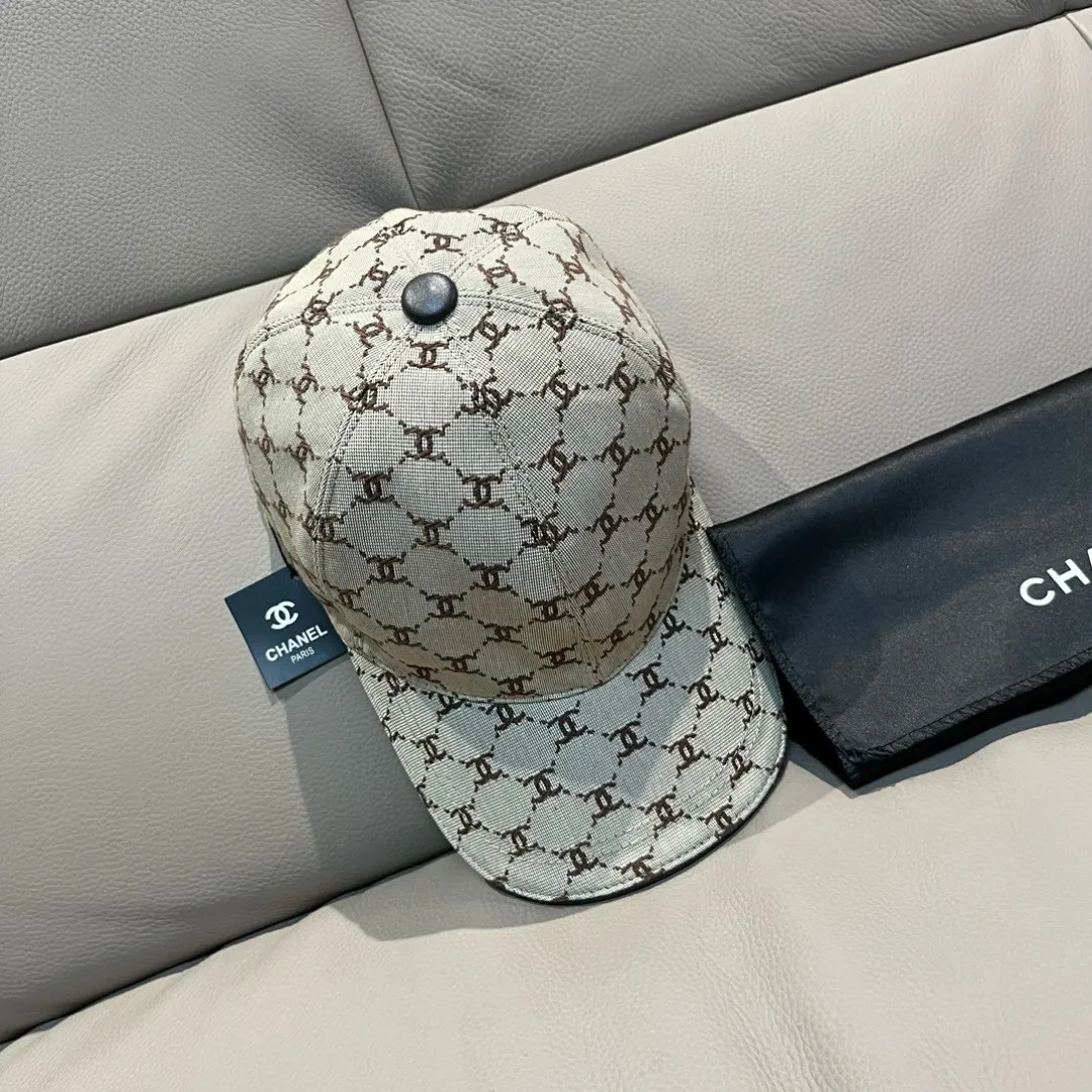 p90 new model shipped!   , Chanel (Chanel) new original baseball cap, small double C jacquard, 1:1 mold opening and customization at the counter, original canvas fabric + first layer of cowhide, light and breathable! The quality is great, the basic head circumference is 56cm, and the patch is adjustable.