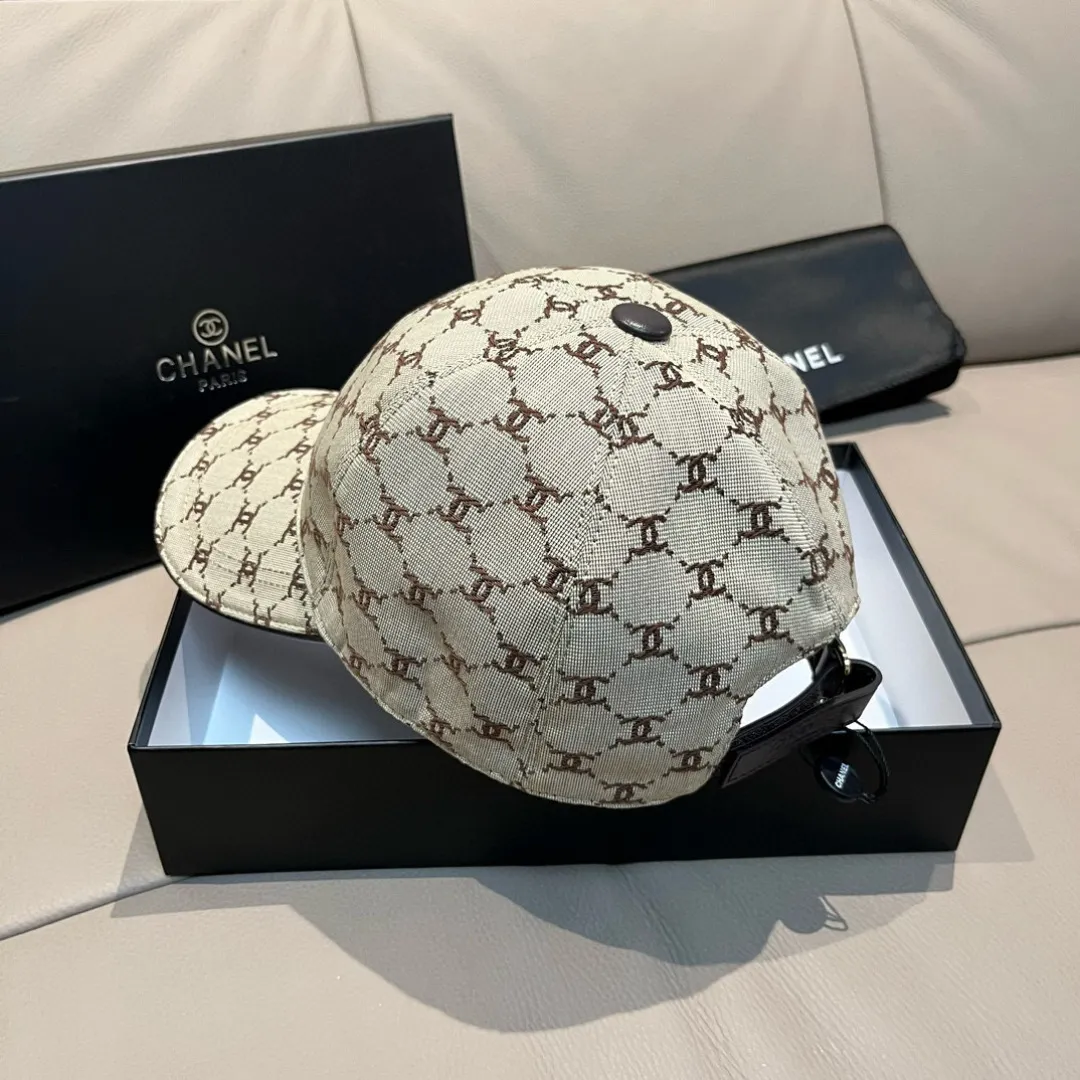 p90 new model shipped!   , Chanel (Chanel) new original baseball cap, small double C jacquard, 1:1 mold opening and customization at the counter, original canvas fabric + first layer of cowhide, light and breathable! The quality is great, the basic head circumference is 56cm, and the patch is adjustable.
