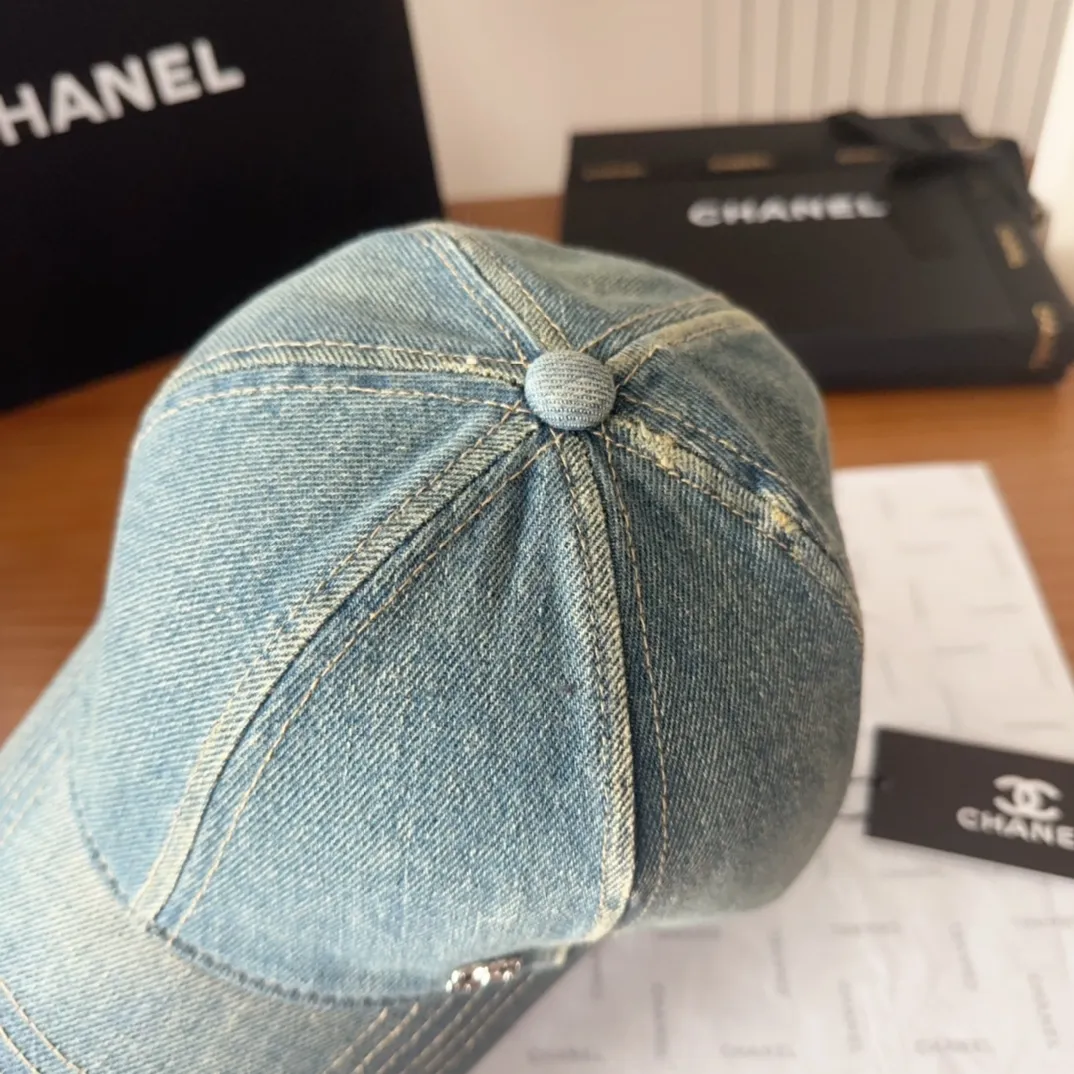 💰60 CHANEL Chanel new model🆕denim blue retro style bucket hat🔸 Take it out for holiday travel and it will be beautiful❕Middle-aged style. This kind of hat is not easy to match 😬 Ready stock