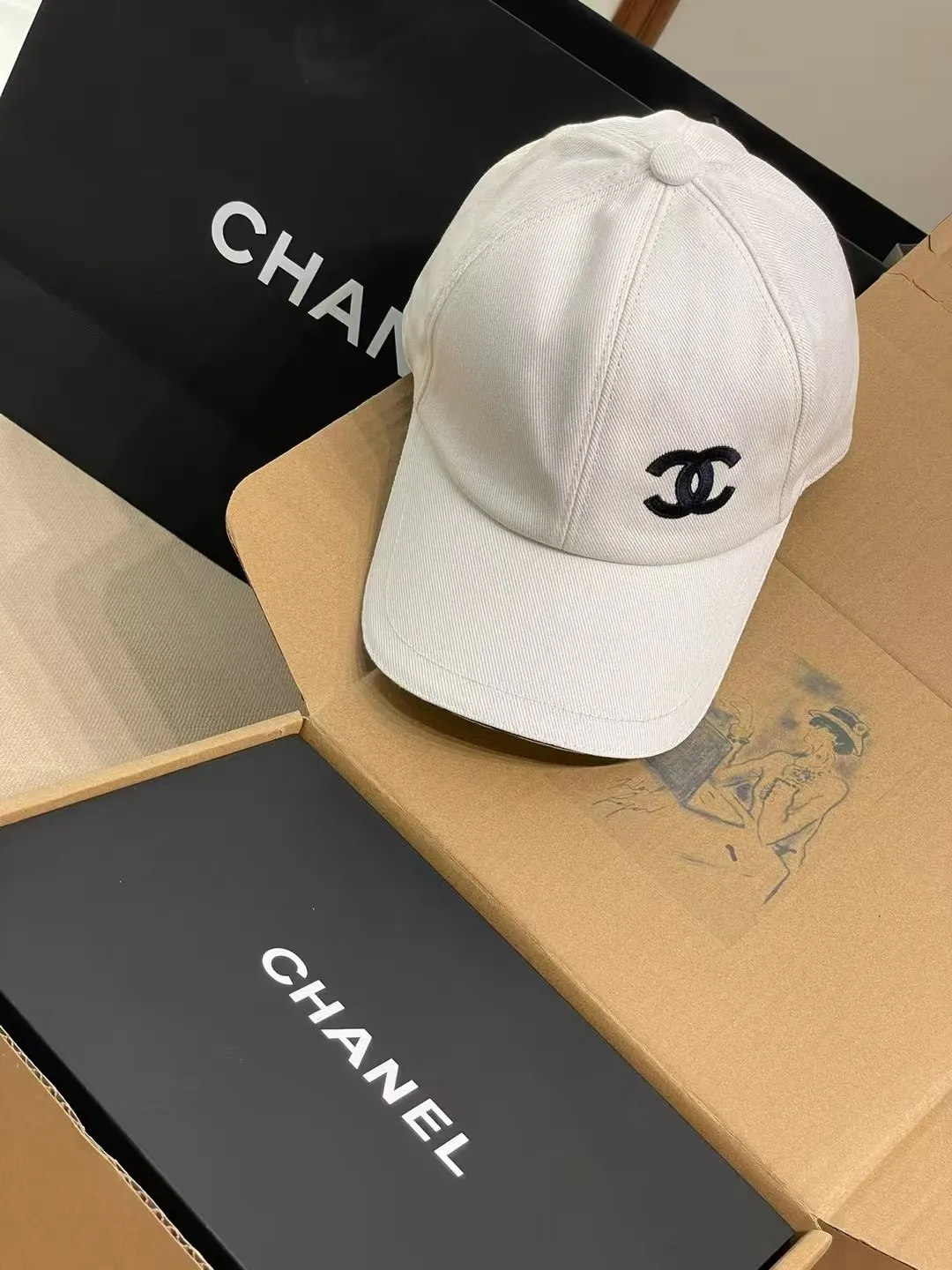 The P90 Chanel baseball cap is really amazing! New colors: Olive green is full of vitality, khaki is gentle and versatile, and the simple tones are perfect for daily outings~ The iconic double C logo is low-key and luxurious, and the exquisite embroidery highlights the quality. Wear it casually and you will instantly feel fashionable. Who wouldn’t love it?