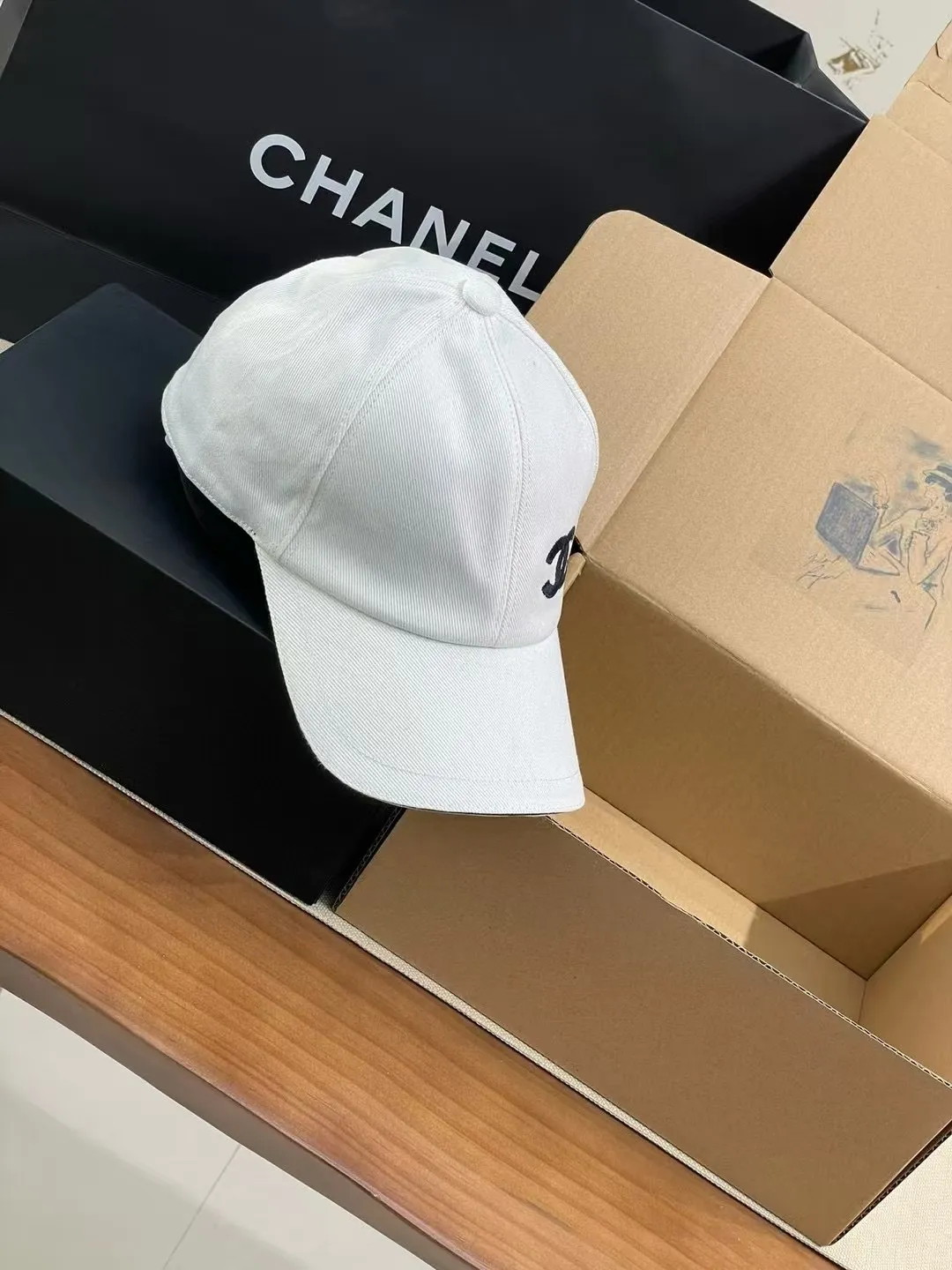 The P90 Chanel baseball cap is really amazing! New colors: Olive green is full of vitality, khaki is gentle and versatile, and the simple tones are perfect for daily outings~ The iconic double C logo is low-key and luxurious, and the exquisite embroidery highlights the quality. Wear it casually and you will instantly feel fashionable. Who wouldn’t love it?