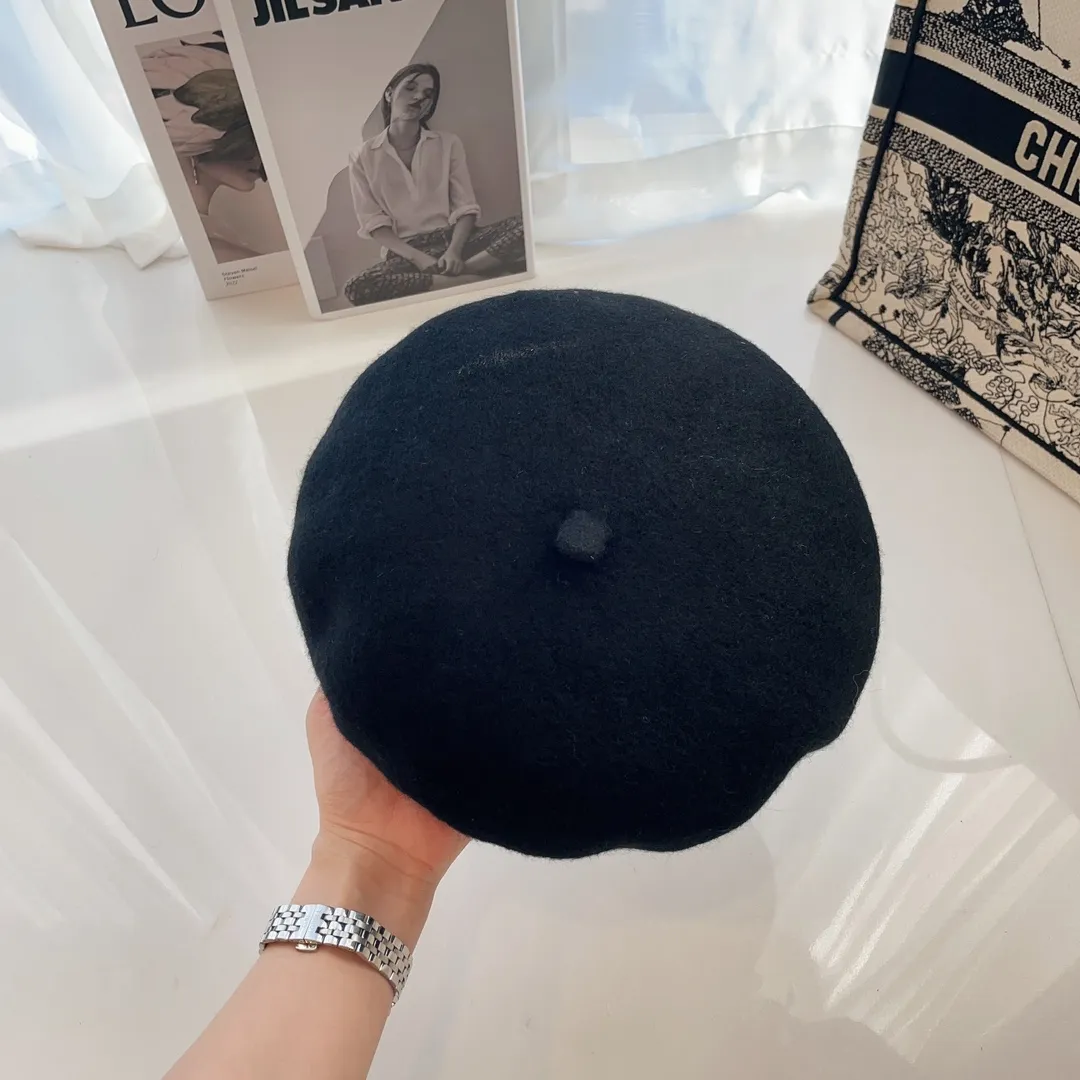 p60 CHANEL Chanel autumn and winter wool beret, pure wool beret, exquisite small embroidered logo, black and white